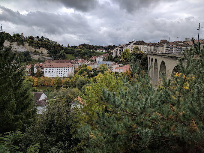 La Tour Rouge Du Grand Pont