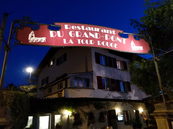 La Tour Rouge Du Grand Pont